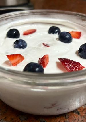 Una foto de Postre rápido de merengue, frutillas y crema de maní