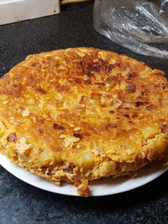 Una foto de Tortilla de patatas con chorizo y atún