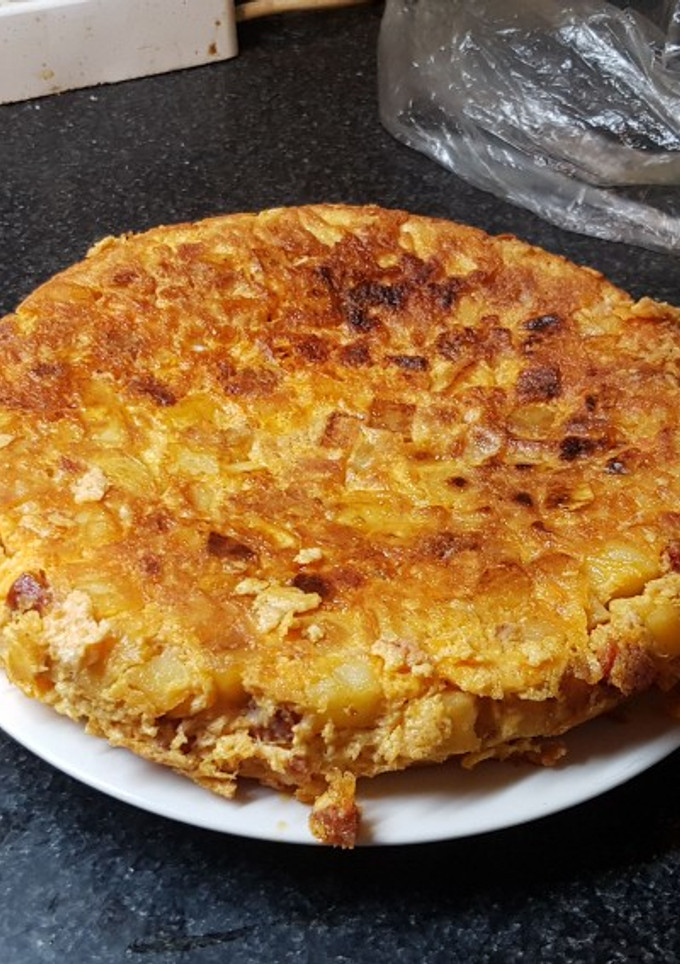 Una foto de Tortilla de patatas con chorizo y atún