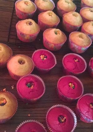 A picture of Pinata Cupcakes.