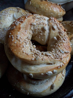 Una foto de Bagels con semillas