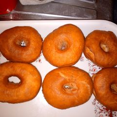A picture of Vanilla doughnuts.