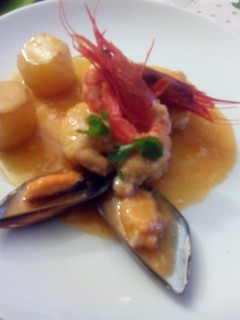 Una foto de Rape en salsa marinera con mejillones, carabineros y patata fondant