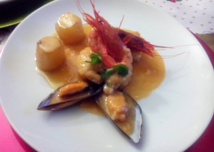 Rape en salsa marinera con mejillones, carabineros y patata fondant