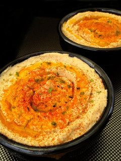 Una foto de Hummus {crema árabe de garbanzos y tahini}
