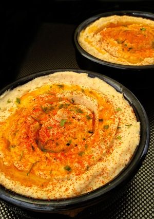 Una foto de Hummus {crema árabe de garbanzos y tahini}
