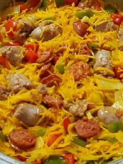 Una foto de Fideos con butifarra y chorizo