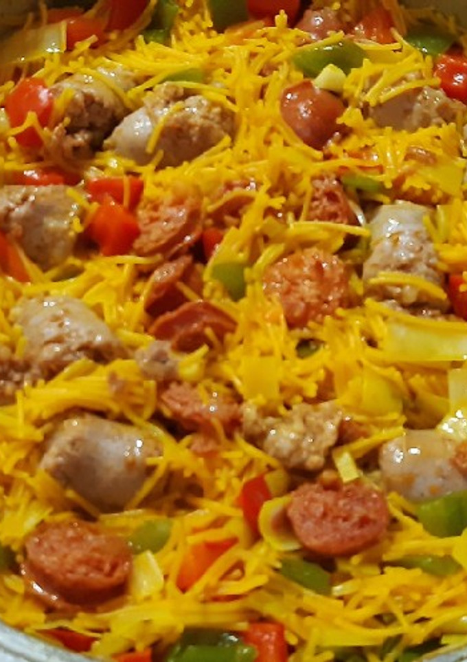 Una foto de Fideos con butifarra y chorizo