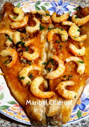 Foto principal de Lubina a la plancha con gambas al ajillo