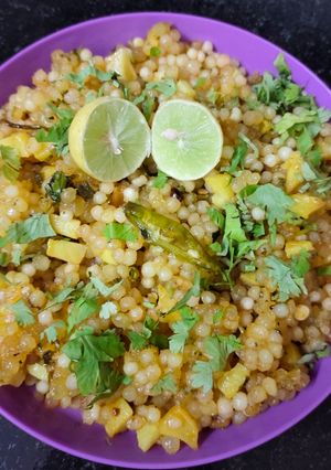 फलाहारी साबूदाना खिचड़ी (Falahari sabudana khichdi recipe in hindi) रेसिपी मुख्य फोटो