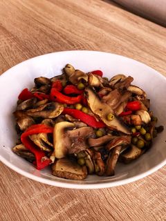 Una foto de Setas con guisantes y pimiento a Lékué