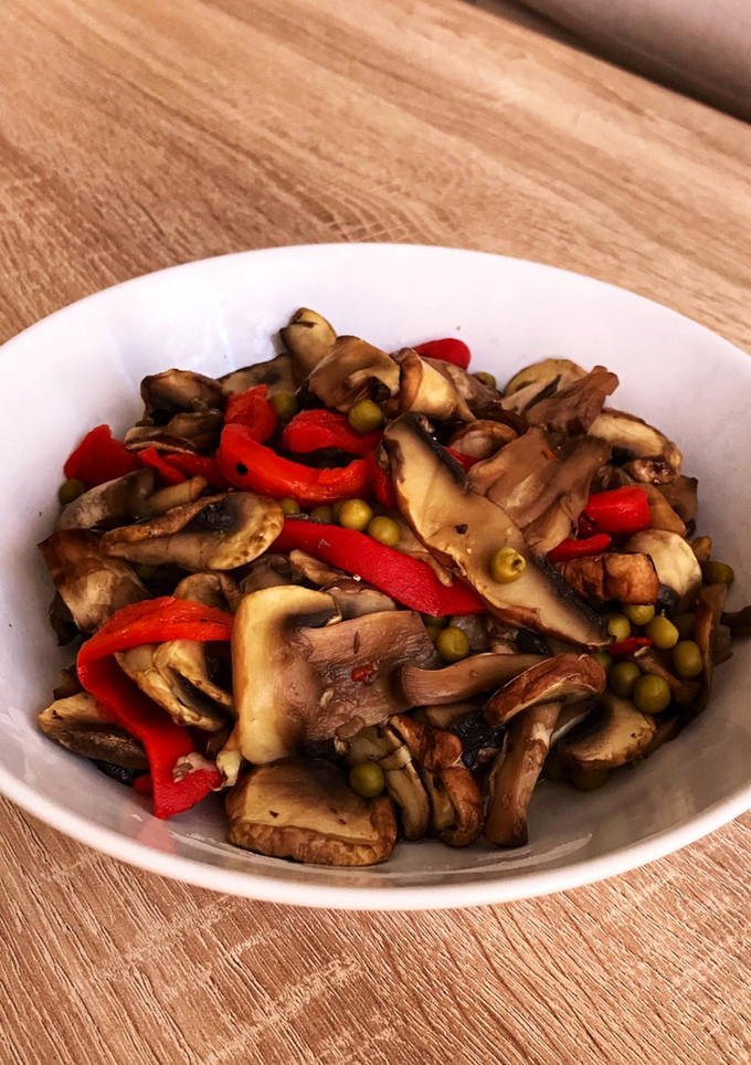Una foto de Setas con guisantes y pimiento a Lékué