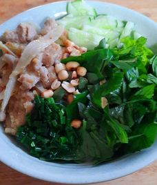 bún thịt xào sả