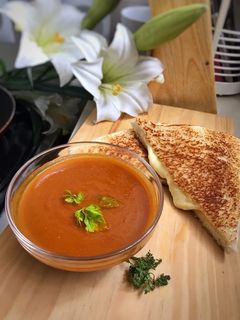 Foto resep Simple Tomato soup with grilled cheese (Sup Tomat dengan Roti Bakar Keju)