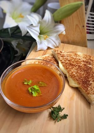 Foto resep Simple Tomato soup with grilled cheese (Sup Tomat dengan Roti Bakar Keju)