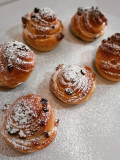 Una foto de Rollitos de crema de anacardos con chocolate y pasas