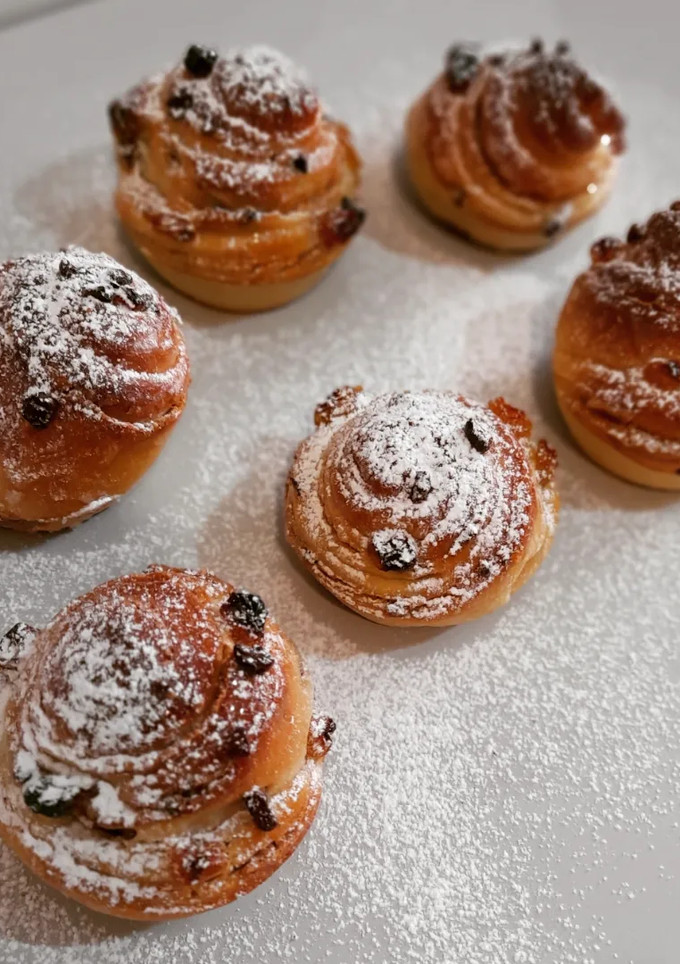 Una foto de Rollitos de crema de anacardos con chocolate y pasas