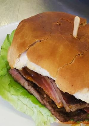 Una foto de Chivito uruguayo especial