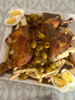 Una foto de Pollo asado con aceitunas tipo marroquí