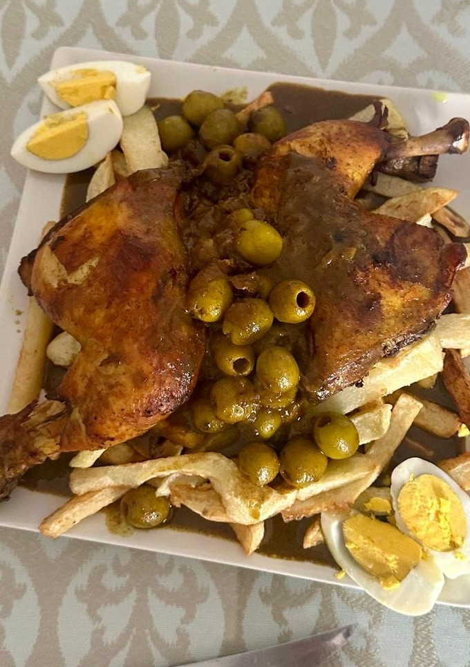 Una foto de Pollo asado con aceitunas tipo marroquí