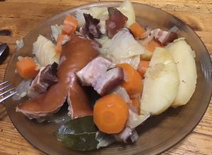 Une photo de Potée au chou chinois pommes de terre carottes oignons saucisses et lard
