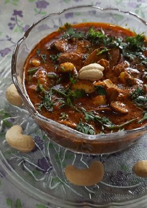 A picture of Raw cashew spicy curry.