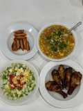 Cơm nhà với súp tôm nấm hương ngô ngọt cà rốt, đùi tỏi gà bỏ lò, salad cà chua dưa chuột