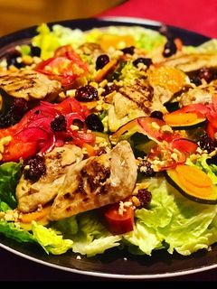 Una foto de Ensalada templada de codorniz para Navidad 🎄🎁
