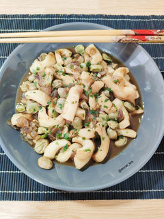 Una foto de Wok de calamar con habas sabor oriental