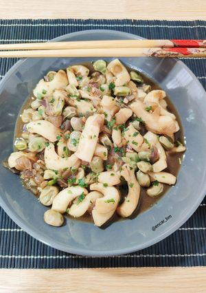 Una foto de Wok de calamar con habas sabor oriental