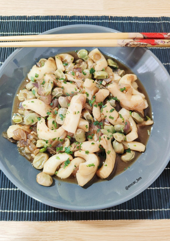 Una foto de Wok de calamar con habas sabor oriental