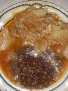 Una foto de Bistec de puerco con cebolla y papas en salsa de jitomate