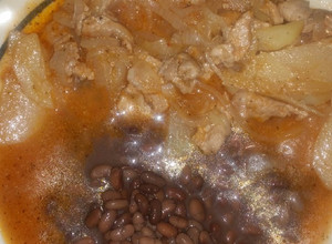 Una foto de Bistec de puerco con cebolla y papas en salsa de jitomate