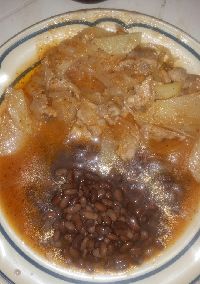 Una foto de Bistec de puerco con cebolla y papas en salsa de jitomate
