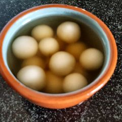 A picture of Glutinous rice ball in ginger water.
