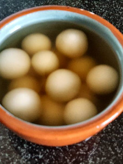 A picture of Glutinous rice ball in ginger water.