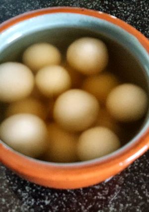 A picture of Glutinous rice ball in ginger water.