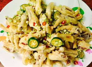 Hình của món Chân gà trộn sả ớt.