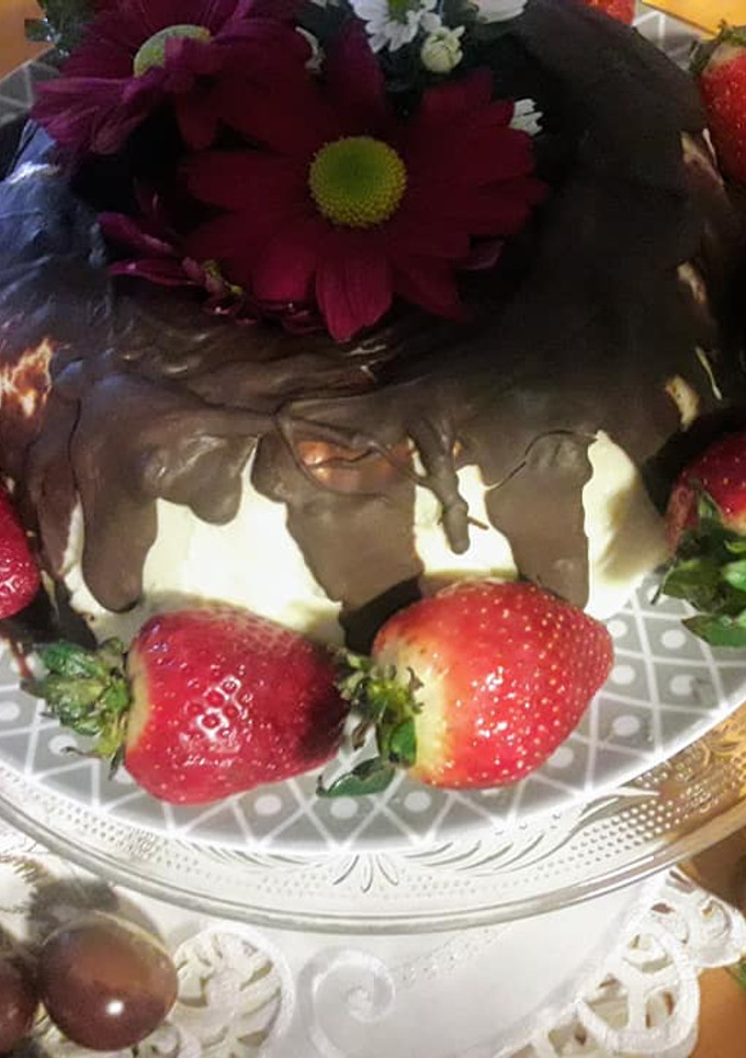 Una foto de Gelatina 3 leches con cobertura de chocolate
