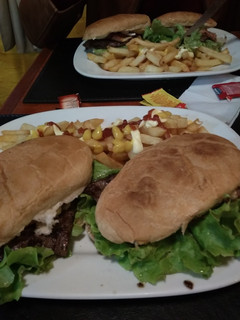 Una foto de Chivito al plato, con fritas😍😋