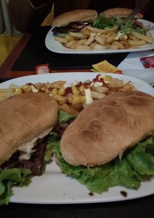 Una foto de Chivito al plato, con fritas😍😋