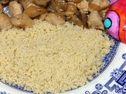 Una foto de cuscús con pollo y champiñones