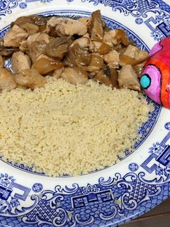 Una foto de Pechuga de pollo con setas y cous-cous
