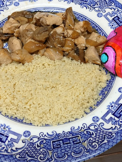 Una foto de Pechuga de pollo con setas y cous-cous