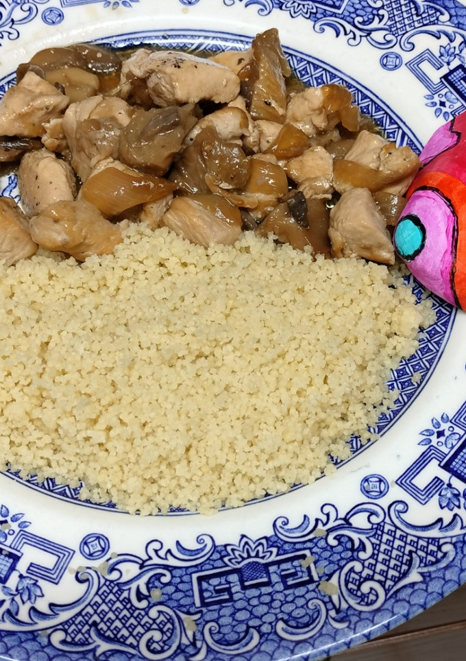 Una foto de Pechuga de pollo con setas y cous-cous