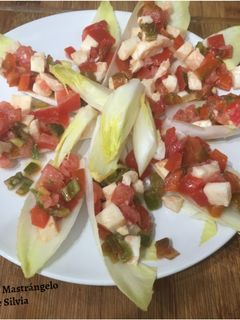 Una foto de Endivia rellena caprese
