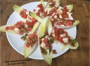 Una foto de Endivia rellena caprese