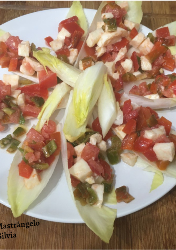 Una foto de Endivia rellena caprese