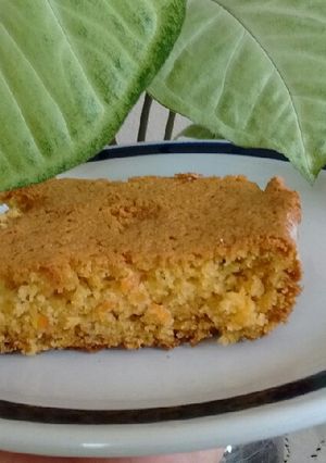 Una foto de Bizcocho de naranja y zanahoria con (harina de arroz)😘💋