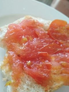 Una foto de Tostada de tomate refregado